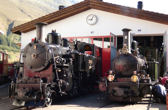 Die soeben aus dem Schuppen geholte HG2/3 WEISSHORN neben der B.F.D.&nbsp;9 im Bw Realp, um 9:05h am 13.08.2022