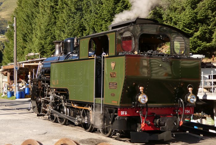 704&nbsp;DFB neben dem Lokbehandlungs-Stand in der Remise Realp, um 9:10h am 13.08.2022