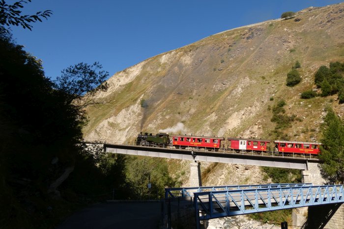 704&nbsp; mit Zug Nr.133 Realp->Oberwald auf der Wilerbrücke, um 10:28h am 13.08.2022