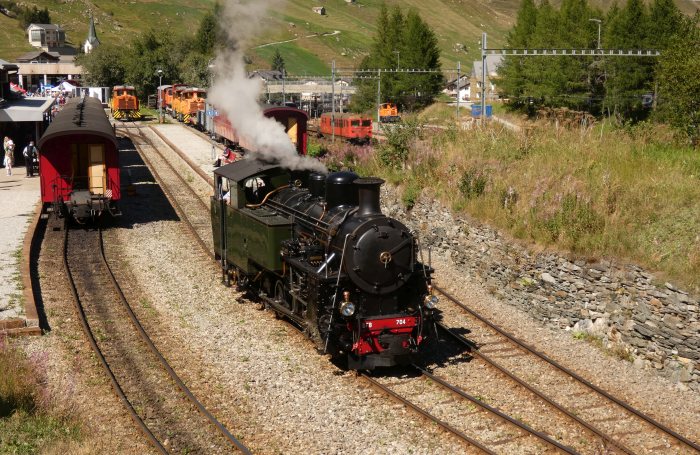 Lok 704 als Lz Richtung Bw/Remise im Bahnhof Realp, um 15:58h am 13.08.2022