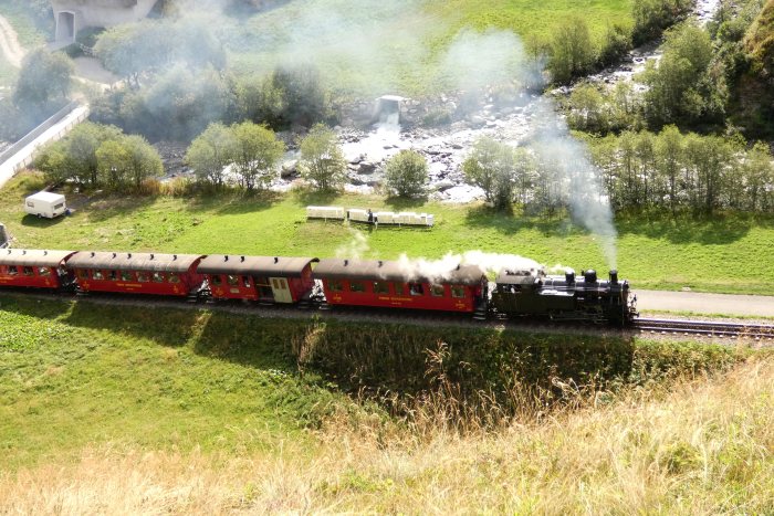 Lok 704 mit dem Zug Nr.133 zwischen Realp und den Wilerbrücken kurz hinter dem Anfang der Zahnschiene von oben fotografiert, um 10:24h am 14.08.2022