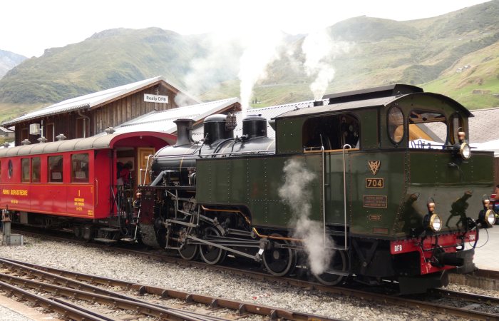 Lok 704 Tv vor Zug 157 eingetroffen in Realp, um 16:01h am 14.08.2022