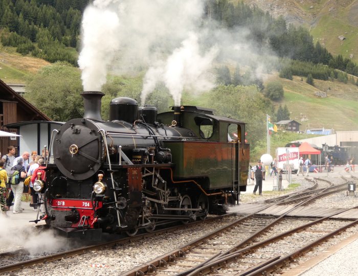 Lok 704 Umsetzen im Bahnhof Realp (DFB), um 16:03h am 14.08.2022