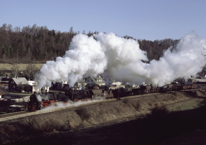 58&nbsp;311 + 95&nbsp;027 mit Ng&nbsp;64415 hinter Gräfenroda, 19.03.1993