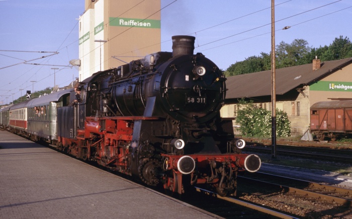 58&nbsp;311 mit Sonderzug in Eppingen, am 31.05.1997
