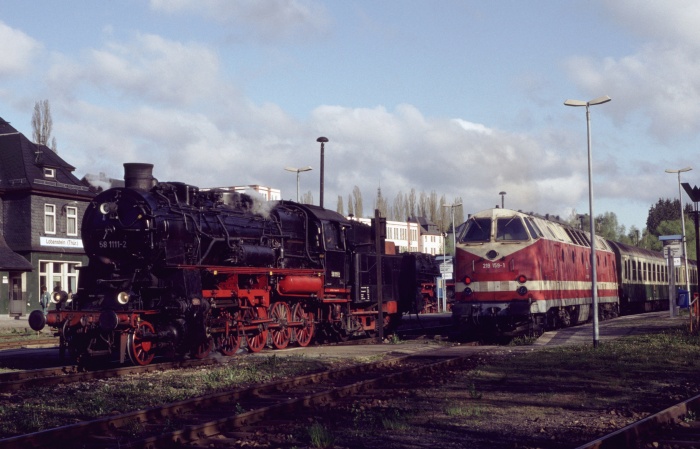 58&nbsp;311 neben 219&nbsp;159 in Lobenstein, am 04.05.1998