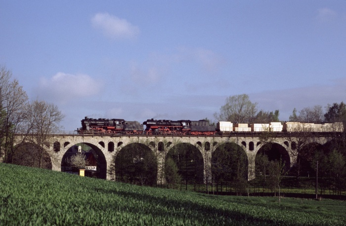 58&nbsp;311 + 58&nbsp;3047 mit Güterzug auf Viadukt bei Unterlemnitz, am 05.05.1998