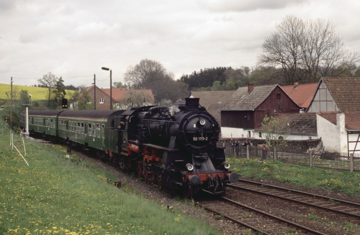58&nbsp;311 mit Personenzug RB&nbsp;15111 in Knau, am 06.05.1998