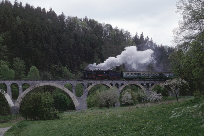 58&nbsp;311 mit RB&nbsp;15111 auf Viadukt bei Ziegenrück, am 06.05.1998