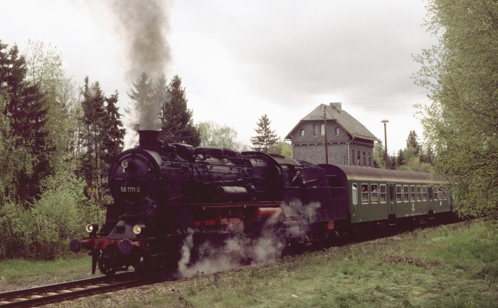 58&nbsp;311 mit RB&nbsp;15111 Abfahrt Haltepunkt Lückenmühle, 06.05.1998