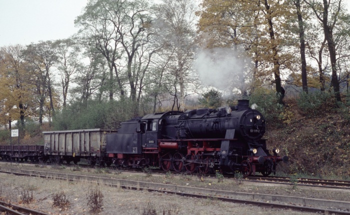 58&nbsp;311 mit Güterzug in Marksuhl, am 30.10.1999