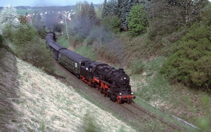 58&nbsp;311 vor Sonderzug bei Dußlingen, Schub: 52&nbsp;7596, am 23.04.2000
