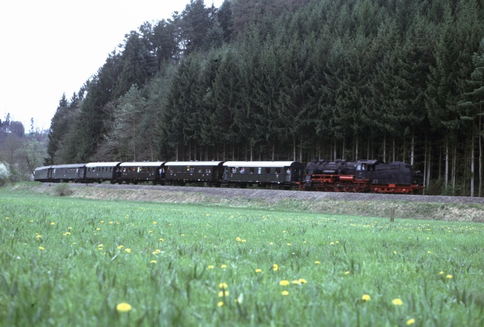 58&nbsp;311&nbsp;Tv mit Sonderzug auf der HzL abwärts bei Haigerloch, am 23.04.2000