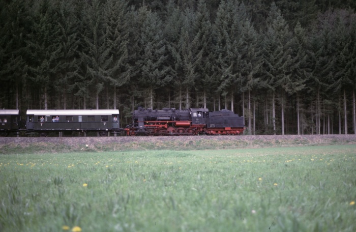 58&nbsp;311&nbsp;Tv mit Sonderzug auf der HzL abwärts bei Haigerloch, am 23.04.2000