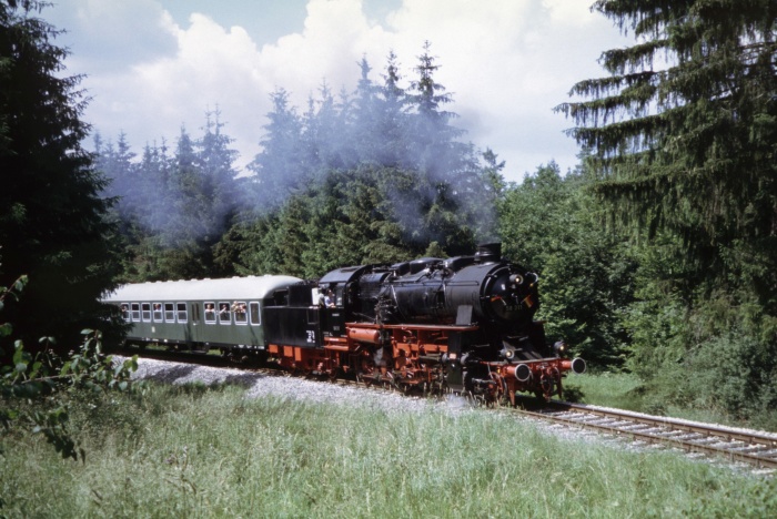 58&nbsp;311 mit Sonderzug->Gerstetten, Steigung im Wald hinter Amstetten, am 01.07.2006