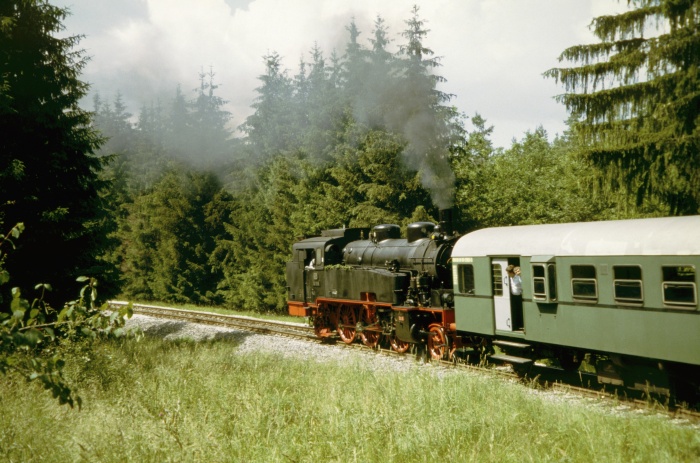 75&nbsp;1118 schiebt Sonderzug ->Gerstetten, Steigung hinter Amstetten im Wald, 01.07.2006