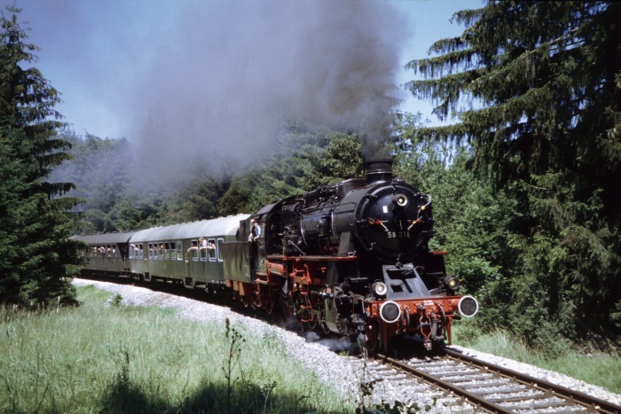 58&nbsp;311 mit Sonderzug ->Gerstetten, Steigung im Wald hinter Amstetten, am 02.07.2006
