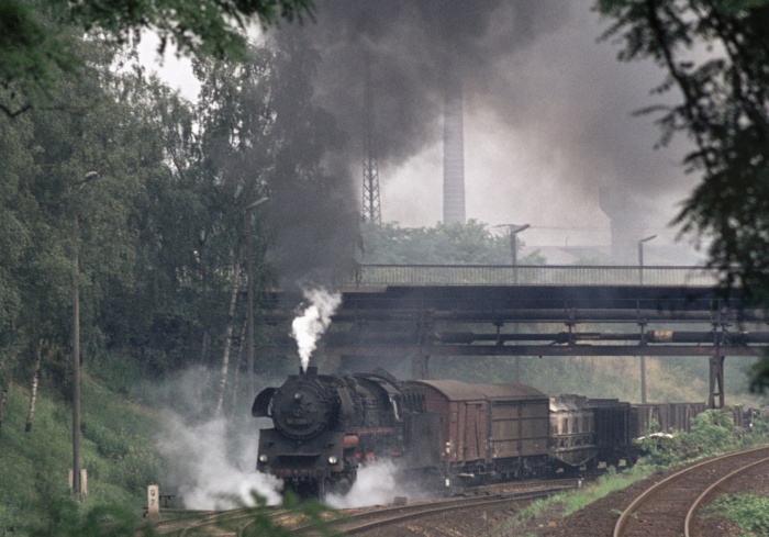 58&nbsp;3056 mit Güterzug ->Döbeln, Ausfahrt Riesa, am 15.07.1976