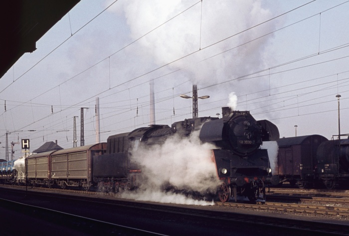 58&nbsp;3030 mit Güterzug aus Richtung Gera-Gößnitz, schwer schleppend einfahrend in Glauchau, 09.03.1977