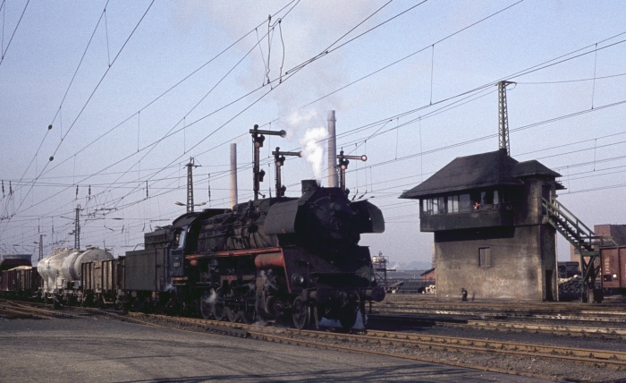 58&nbsp;3007 mit Güterzug aus Richtung Gera-Gößnitz, einfahrend in Glauchau, 09.03.1977