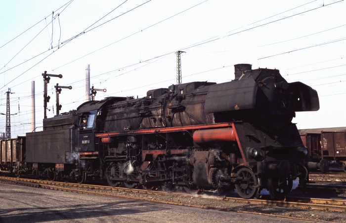 58&nbsp;3007 vor Güterzug in Glauchau, am 09.03.1977