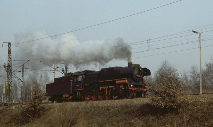 58&nbsp;3006 als Lz nach Hohenstein- Ernstthal hinter Glauchau, am 10.03.1977