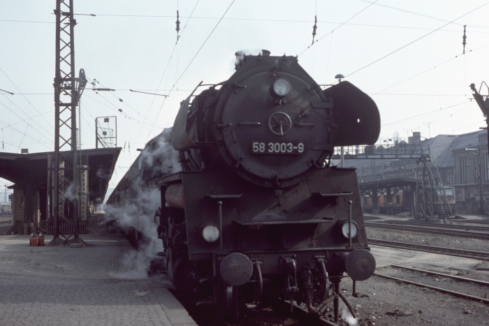 58&nbsp;3003 vor dem P&nbsp;6046 am Bahnsteig in Glauchau, am 10.03.1977