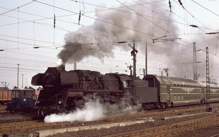 58&nbsp;3003 mit P&nbsp;6046 Ausfahrt Glauchau, am 10.03.1977
