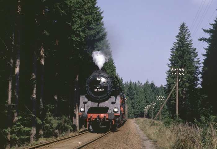 58&nbsp;3047 mit Sonderzug aus Zwickau vor Schöneck (Vogtland), am 09.09.1989