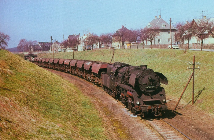 58&nbsp;3028 mit Güterzug vor Oelsnitz, am 15.04.1979