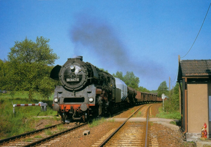 58&nbsp;3047 mit Sondergüterzug bei Weißbach, am 09.05.1998