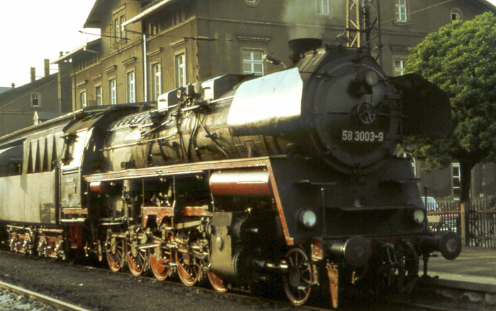 58&nbsp;3003 vor Personenzug im Bahnhof St.Egidien, am 14.08.1978