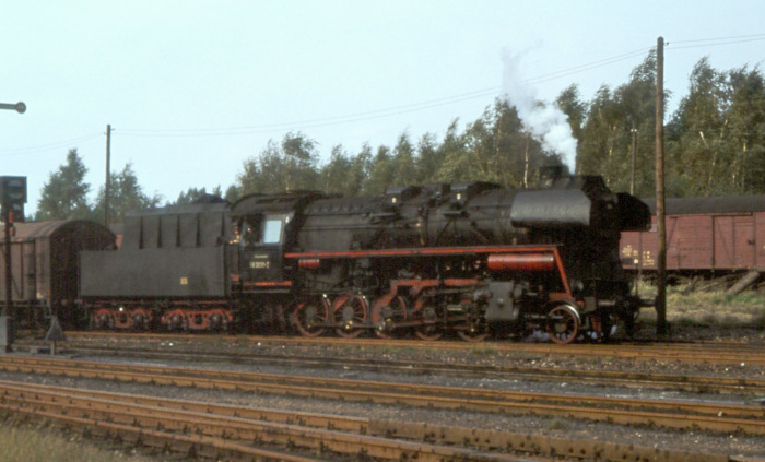58&nbsp;3030 vor einem der Nahgüterzüge im Bahnhof Oelsnitz, am 14.08.1978