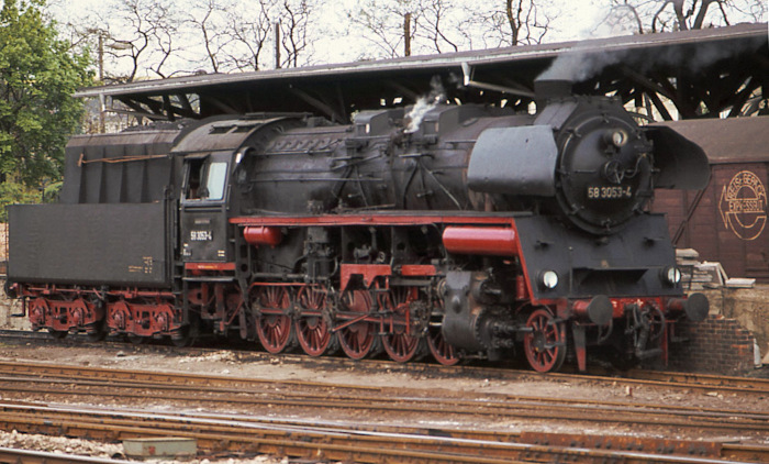 58&nbsp;3053 wartet in Gera Hbf auf einem Nebengleis an der Güter-Verladerampe auf ihren Zug, im Oktober 1977