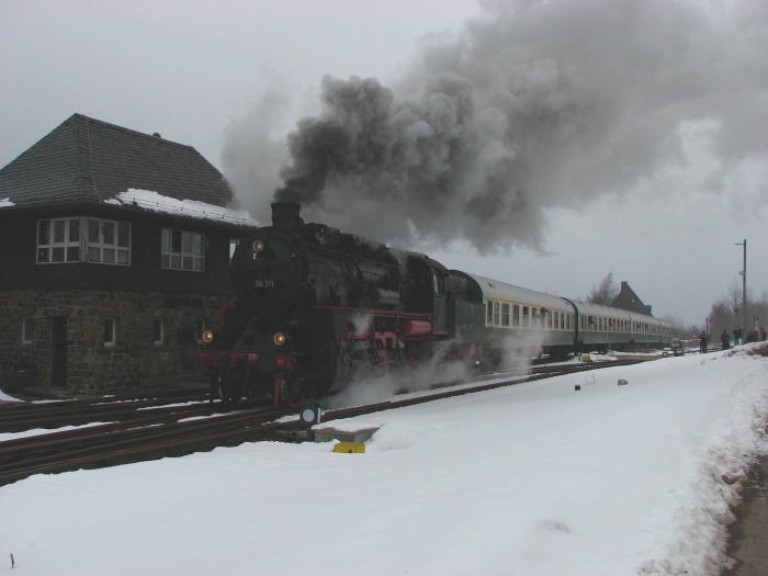 58&nbsp;311 mit Sonderzug von Dresden einfahrend im Bahnhof Altenberg, 22.03.2009
