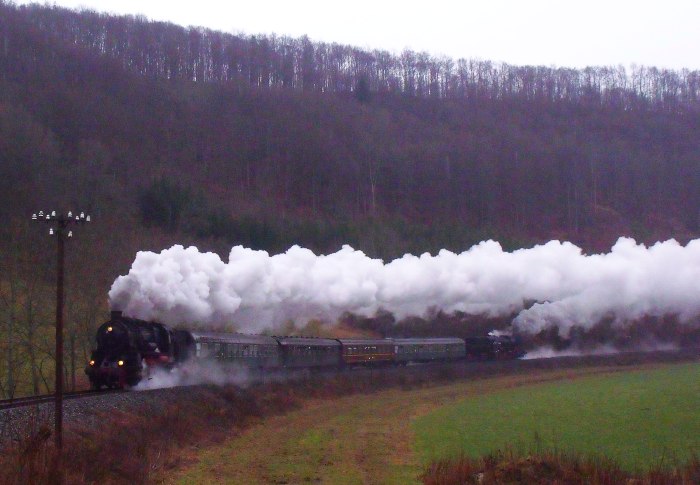 58&nbsp;311 mit EFZ-Sonderzug und am Zugschluß die 52&nbsp;7596&nbsp;Tv im Schandental etwa 1km hinter Sondernach, um 14:50h am 04.01.2014