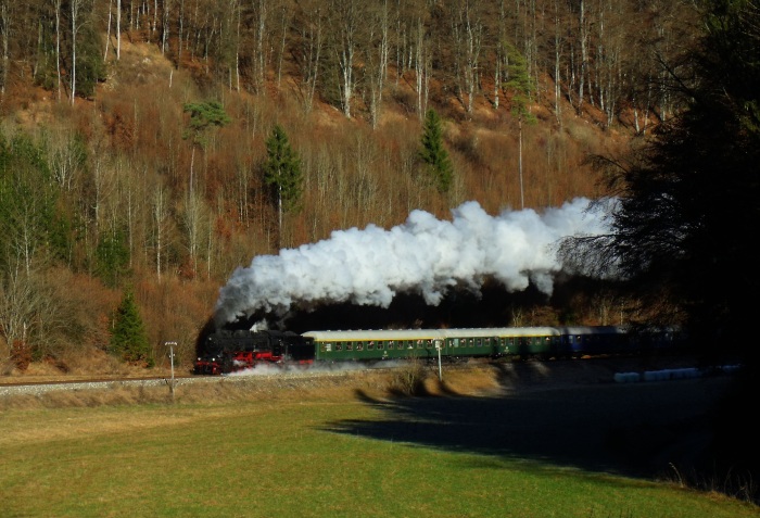 58&nbsp;311 dieses Mal mit UEF-Sonderzug &bdquo;Sd&nbsp;102&ldquo; Schelklingen->Engstingen (aus Stuttgart über Ulm-Schelklingen gekommen) am selben Ort, nämlich im unteren Schandental hinter Sondernach (etwa Strecken-km&nbsp;47,6) um 13:10h am 10.12.2016