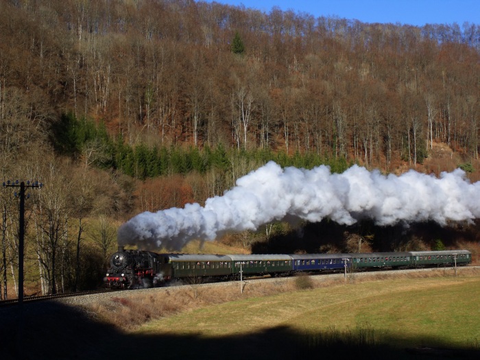 58&nbsp;311 dieses Mal mit UEF-Sonderzug &bdquo;Sd&nbsp;102&ldquo; Schelklingen->Engstingen (aus Stuttgart über Ulm-Schelklingen gekommen) am selben Ort, nämlich im unteren Schandental hinter Sondernach (etwa Strecken-km&nbsp;47,6) um 13:10h am 10.12.2016