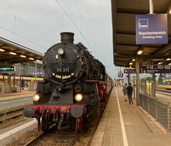 58&nbsp;311 in Karlsruhe Hbf, hier noch hinter den Reisezugwagen für die Sound-Surfer und hinter dem langen Sand-Güterzug, um ca. 20:30h am 28.06.2021