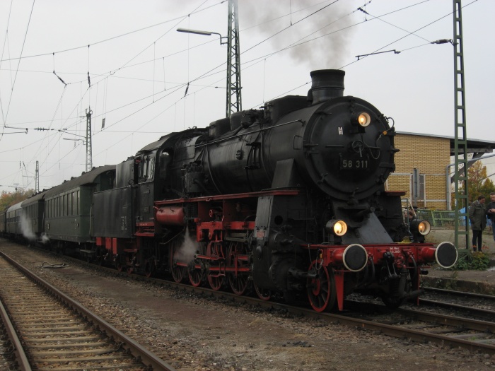 58&nbsp;311 vor dem noch leeren Sonderzug der UEF in Ettlingen West, 27.10.2007
