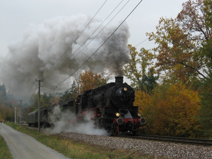58&nbsp;311 mit Sonderzug auf der AVG bei Reichenbach-Kurpark, 27.10.2007