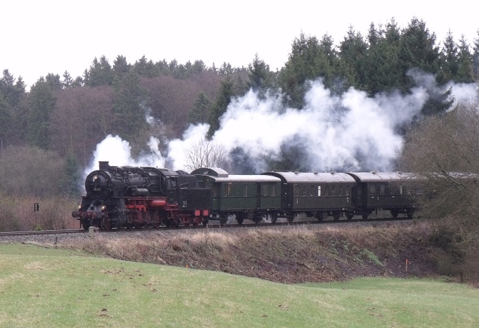 58&nbsp;311 Personenzug Ulmen->Gerolstein, abwärts bei Betteldorf, am 04.04.2010