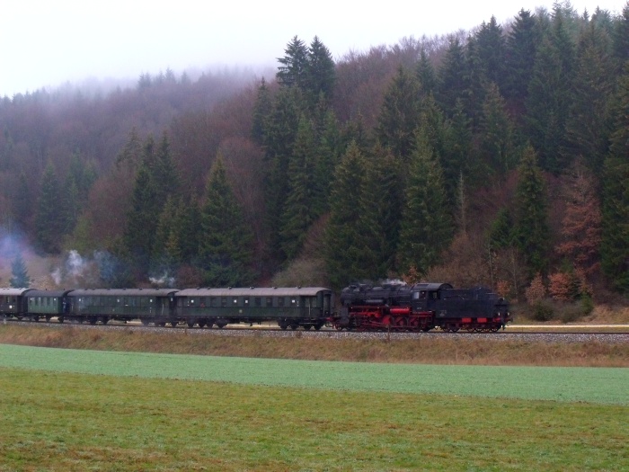 58&nbsp;311&nbsp;Tv mit Nikolaus- Sonderzug abwärts im oberen Schandental von Münsingen nach Schelklingen, fotografiert unterhalb von Mehrstetten (bei km 42,2), um 10:53 am 06.12.2015