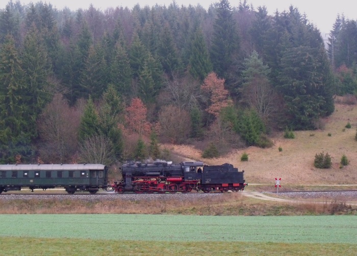 58&nbsp;311&nbsp;Tv mit Nikolaus- Sonderzug abwärts im oberen Schandental von Münsingen nach chelklingen, fotografiert unterhalb von Mehrstetten (bei km 42,2), um 10:53 am 06.12.2015