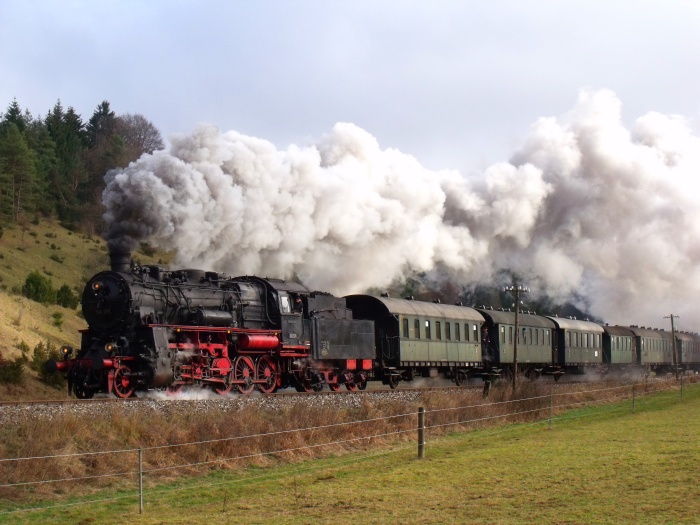 58&nbsp;311 mit Nikolaus-Sonderzug von Schelklingen nach Münsingen im wunderschönen Schandental der Schwäbischen Alb, wenige Kilometer südlich von Mehrstetten (bei km 42,2), um 12:33h am 06.12.2015.
