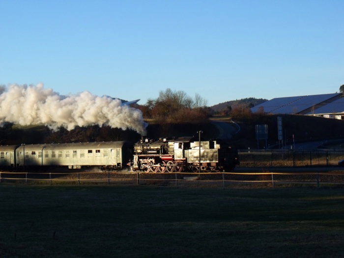 58&nbsp;311&nbsp;Tv mit Sonderzug &bdquo;Sd&nbsp;103&ldquo; aus Engstingen, etwa 1km vor Münsingen, um 16:28h am 10.12.2016