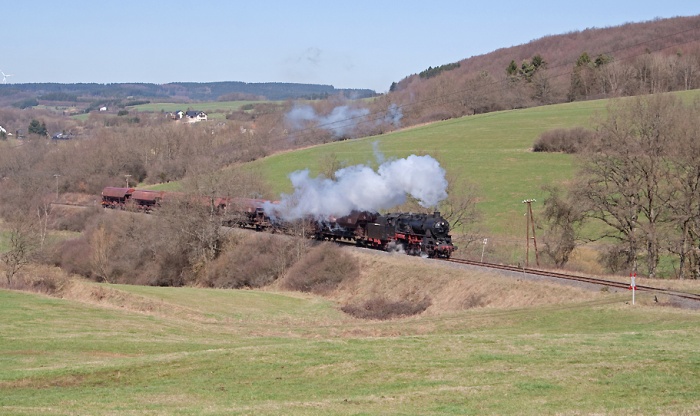 58&nbsp;311 mit Güterzug &bdquo;Nr.2&ldquo; aus Gerolstein vor der Einfahrt von Ulmen, am 06.04.2010