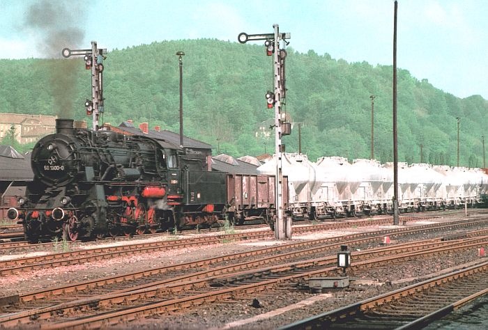58&nbsp;1800 vor Güterzug in Aue, Mai 1976