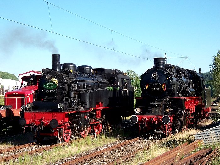 58&nbsp;311 neben 75&nbsp;1118 und V50&nbsp;001 in Amstetten, am 01.07.2006