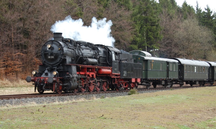 58&nbsp;311 Personenzug Ulmen->Gerolstein, abwärts bei Betteldorf, am 04.04.2010